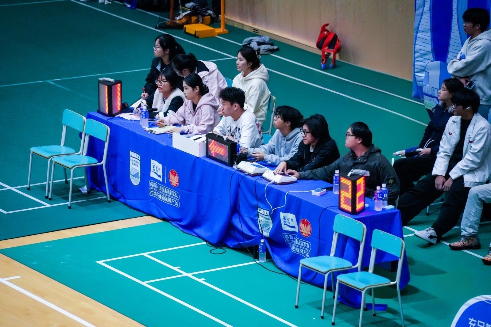 学生记录台工作.jpg